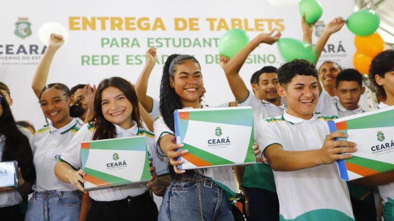 Em Martinópole, Governo do Ceará entrega tablets para estudantes e Areninha