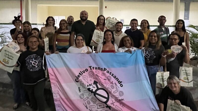 SDHDS entrega kits de material escolar para pessoas trans e travestis, em cursinho pré-vestibular