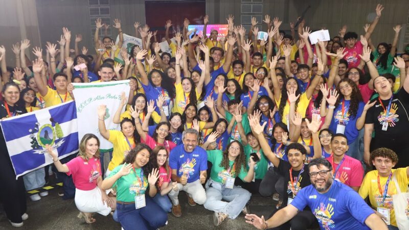 Governo do Ceará anuncia programa para incentivar protagonismo estudantil e inclusão de tênis no fardamento escolar