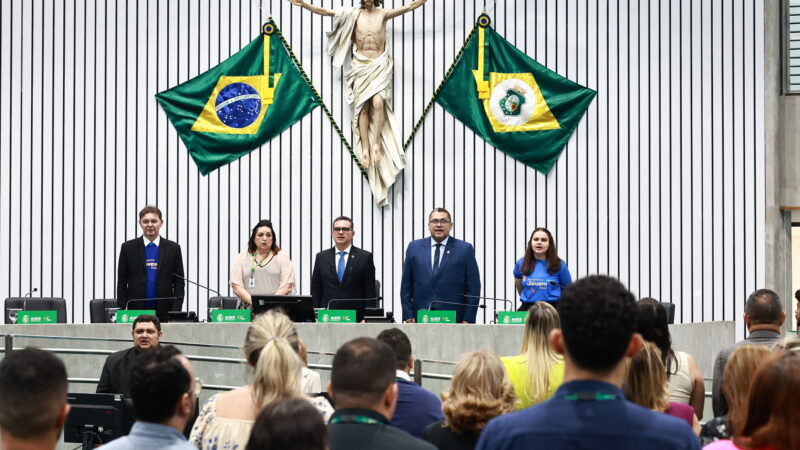 Estudantes eleitos no programa Parlamento Jovem 2025 tomam posse em solene na Alece