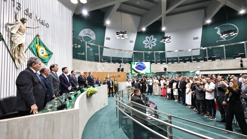 Quatro deputados recebem a Medalha Paulo Sarasate em homenagem às longas trajetórias no Parlamento cearense