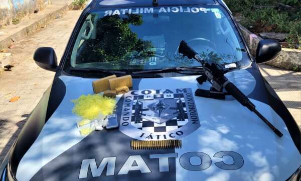 Polícia Militar apreende fuzil e drogas em terreno baldio no Parque São José