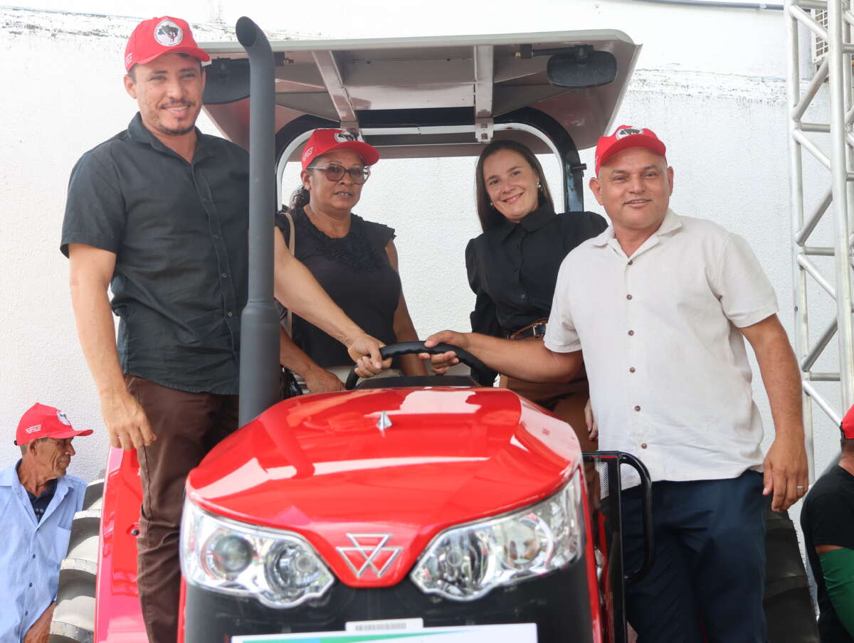 Governo do Ceará entrega nove tratores para fortalecer a agricultura familiar de nove municípios