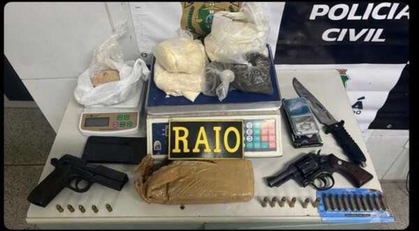 Em imóvel abandonado, trio é preso com duas armas e 2,6 kg de drogas em Juazeiro do Norte