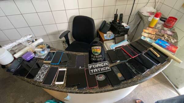 Polícia Militar prende suspeito com 46 celulares, maconha, cocaína e crack na Vila Velha