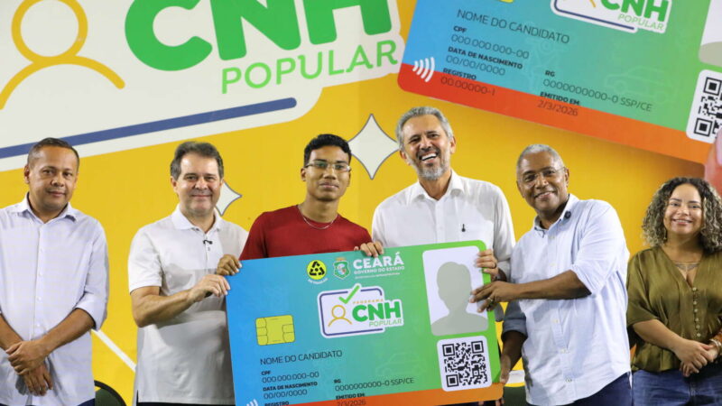 Governo do Ceará entrega cinco mil cartões da CNH Popular para candidatos de Fortaleza