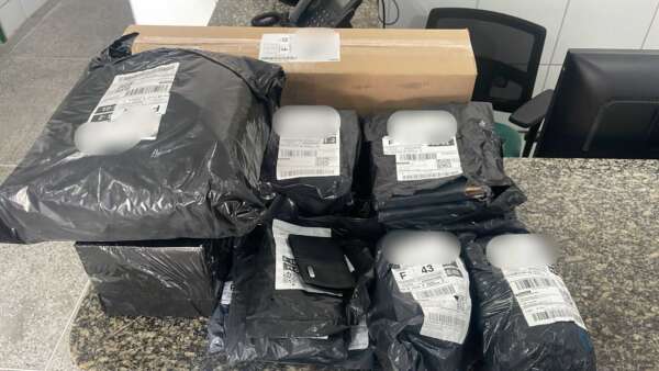 Com apoio do Nuvid/ Ciops/ SSPDS, trio suspeito de roubo em parada de ônibus é preso com celulares, tablets e encomendas