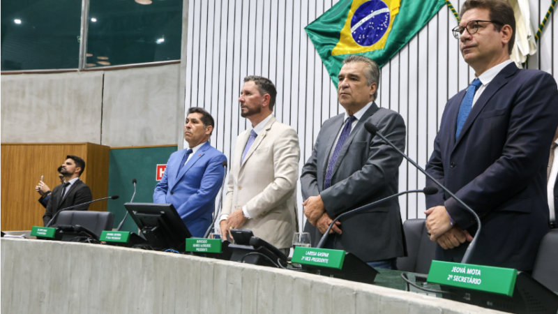 Alece presta minuto de silêncio em homenagem ao ex-deputado federal Ariosto Holanda