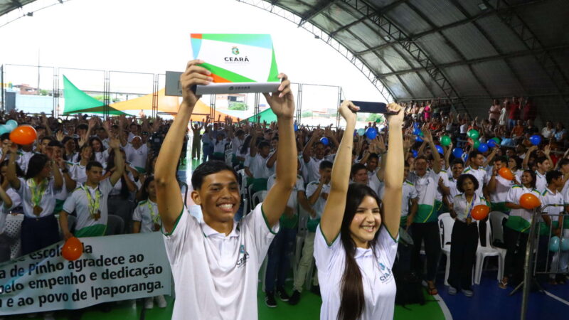 Governo do Ceará entrega tablets para 833 alunos em Ipueiras, Poranga e Ipaporanga
