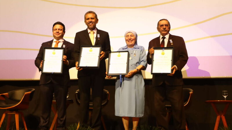 Na abertura das celebrações dos 300 anos de Fortaleza, governador Elmano de Freitas recebe Medalha Iracema