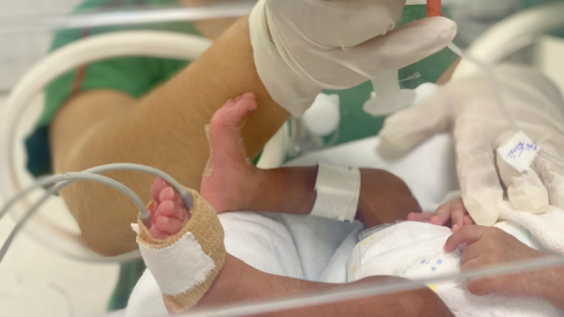 Leite humano fortalece proteção natural de prematuros, orienta nutricionista do Hospital Regional Norte