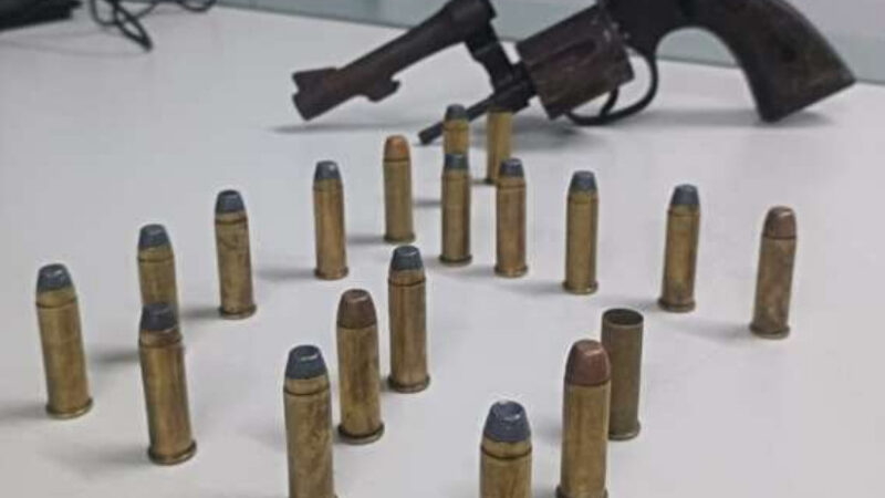 Polícia Militar prende suspeito em flagrante com arma de fogo e munições no bairro Vila Velha