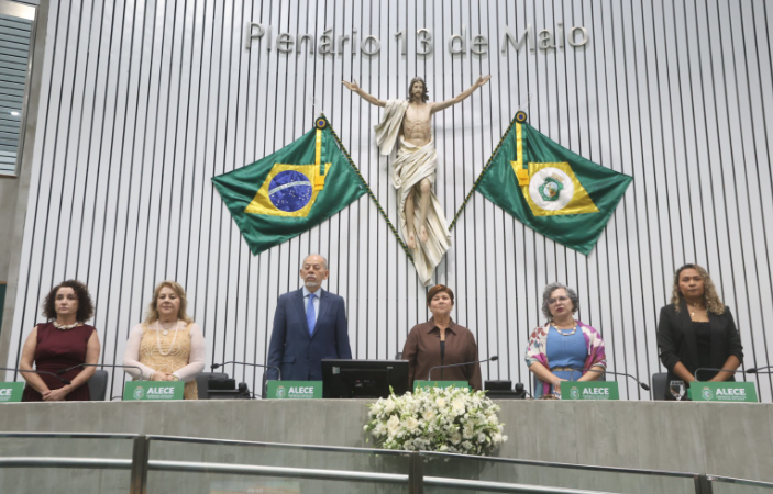 Alece destaca protagonismo feminino em homenagem a mulheres engenheiras