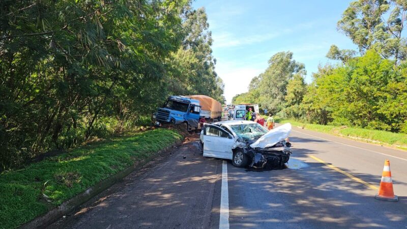 Ultrapassagem termina em colisão frontal entre carro e caminhão na BR-376