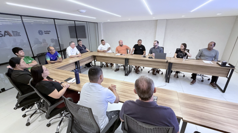 Agefis orienta comerciantes do setor de autopeças sobre gestão de resíduos e fiscalização da Operação Capital Limpa e Ordenada