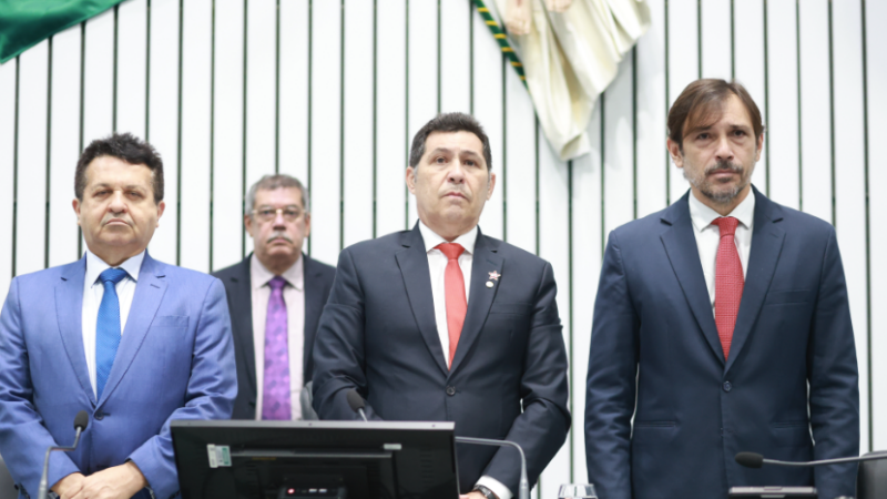 Deputados prestam minuto de silêncio pelas mortes de Cid Carvalho e Antônio Silva de Holanda