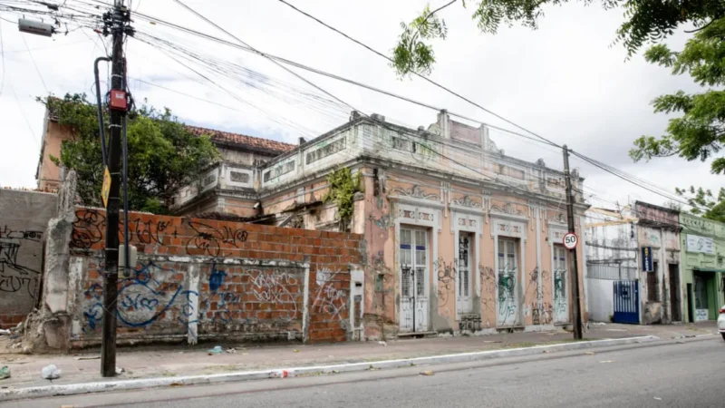 Casarão histórico de R$ 4,7 milhões é danificado por obra de vizinho em Fortaleza; veja imagens