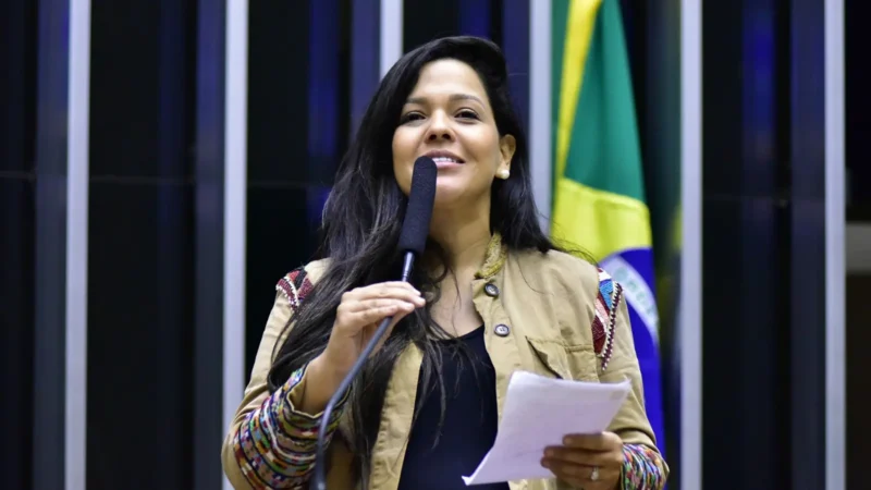 Priscila Costa renuncia ao mandato na Câmara de Fortaleza para assumir vaga como deputada federal