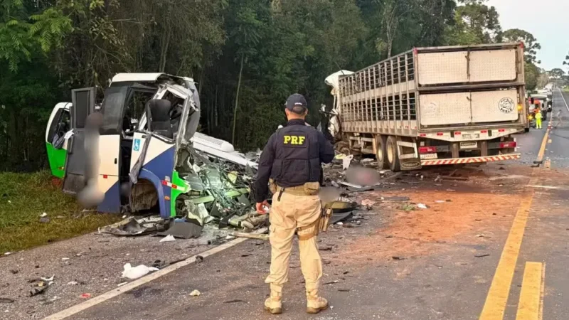 Acidente entre ônibus e carreta deixa mais de 20 mortos em rodovia do Paraná